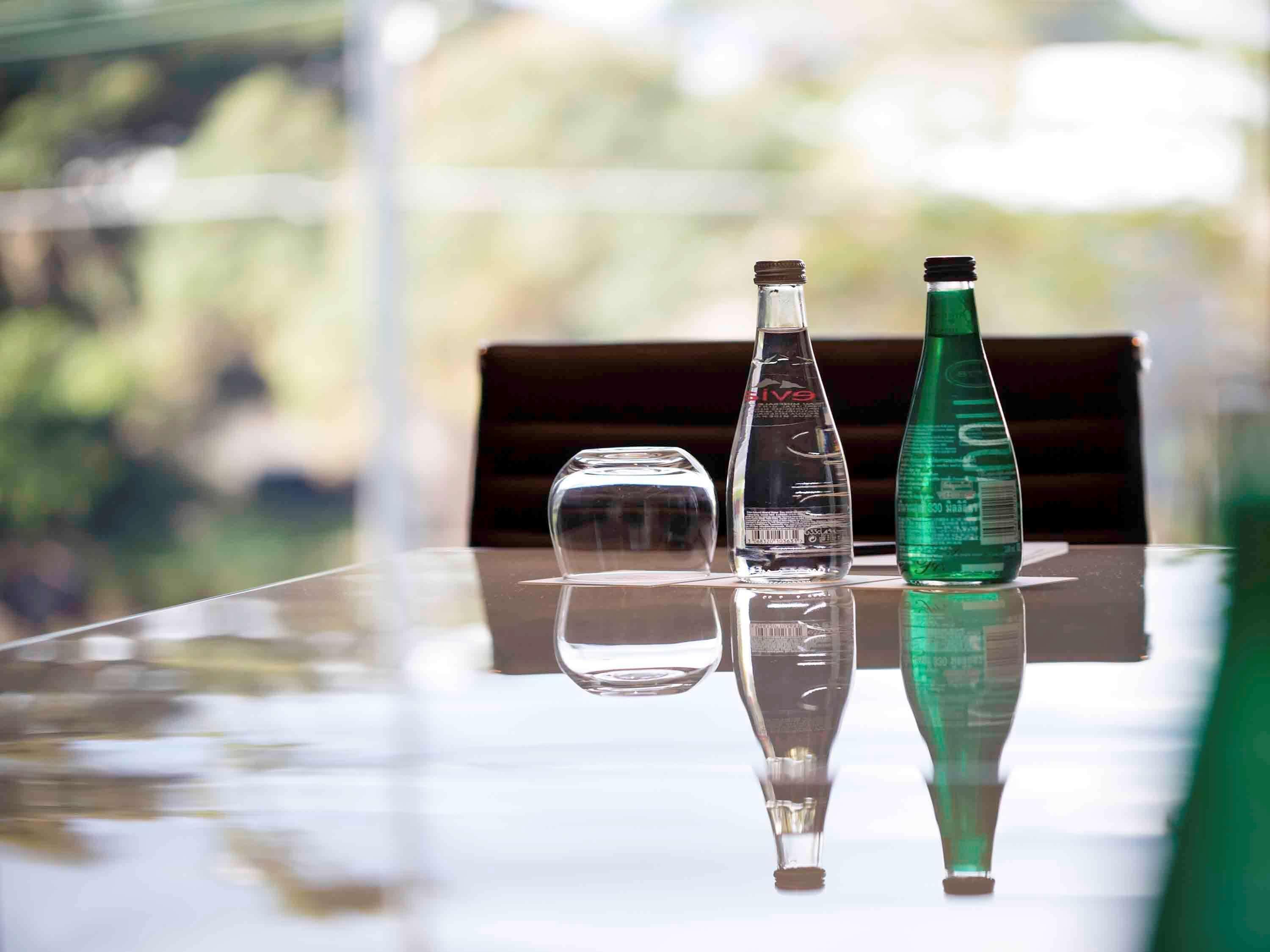 Pullman Sydney Airport Hotell Eksteriør bilde Bottles of S. Pellegrino
