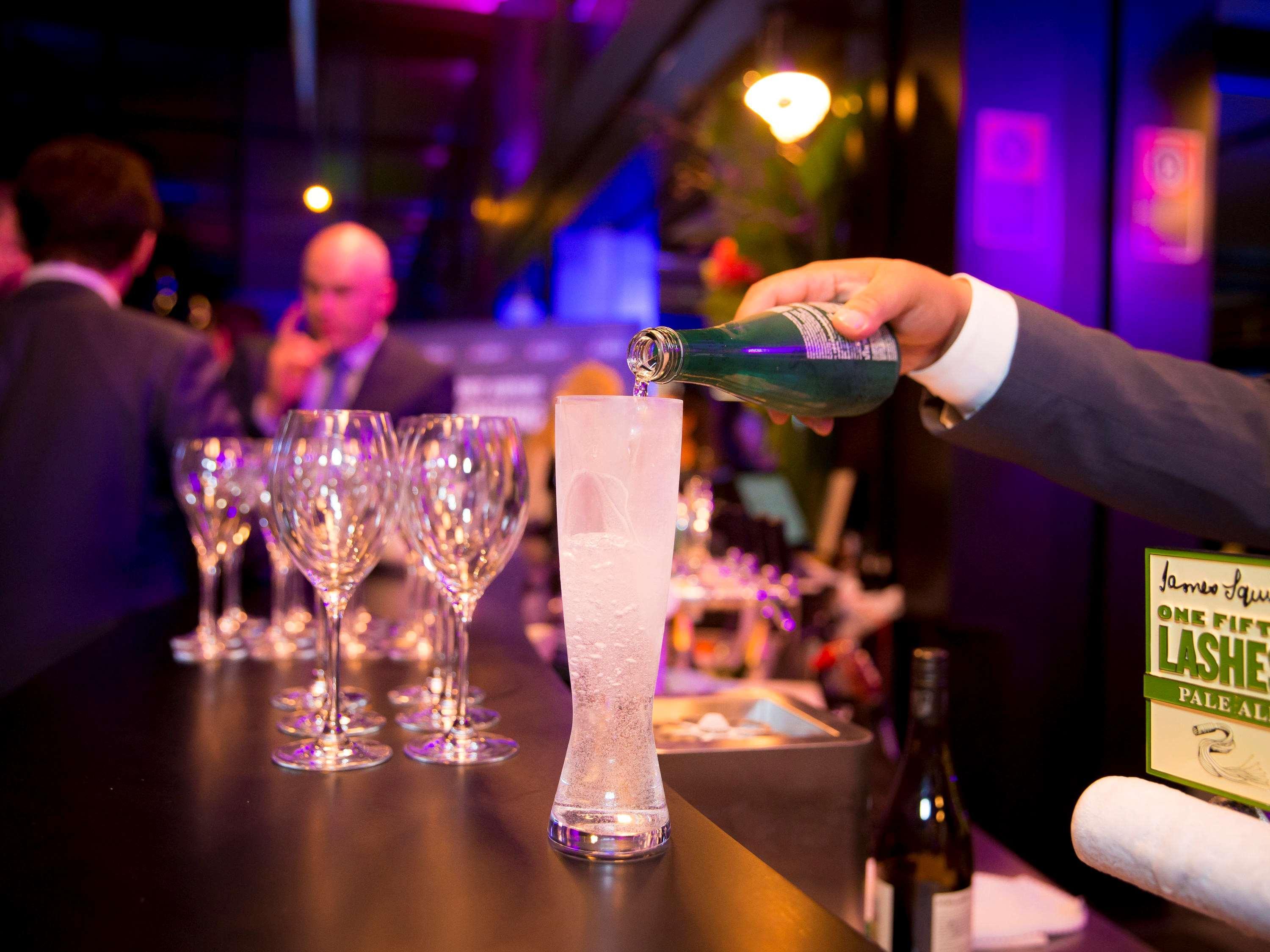 Pullman Sydney Airport Hotell Eksteriør bilde A bartender pouring champagne