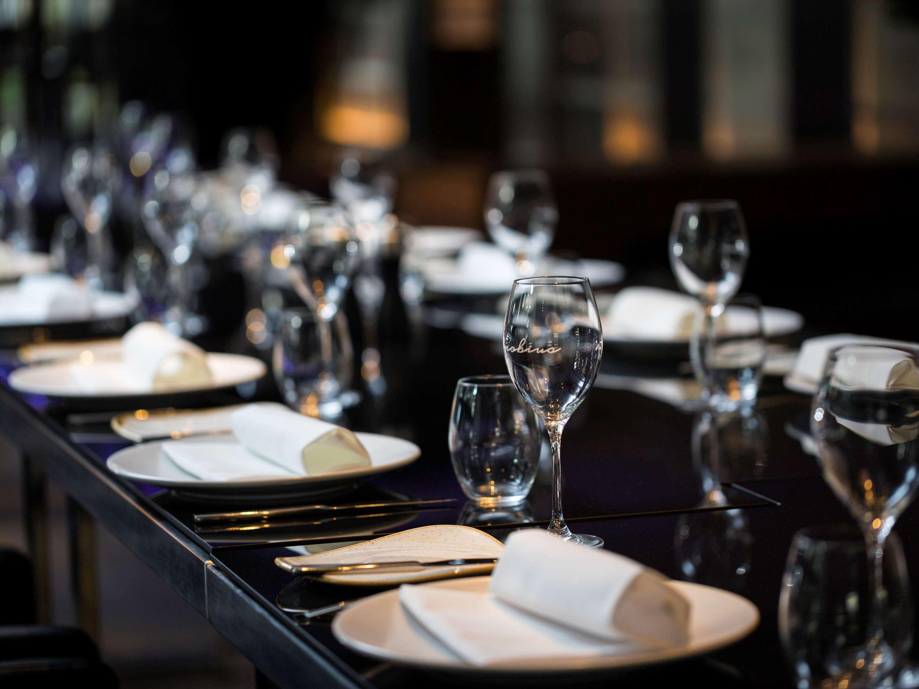 Pullman Sydney Airport Hotell Eksteriør bilde A table set for fine dining