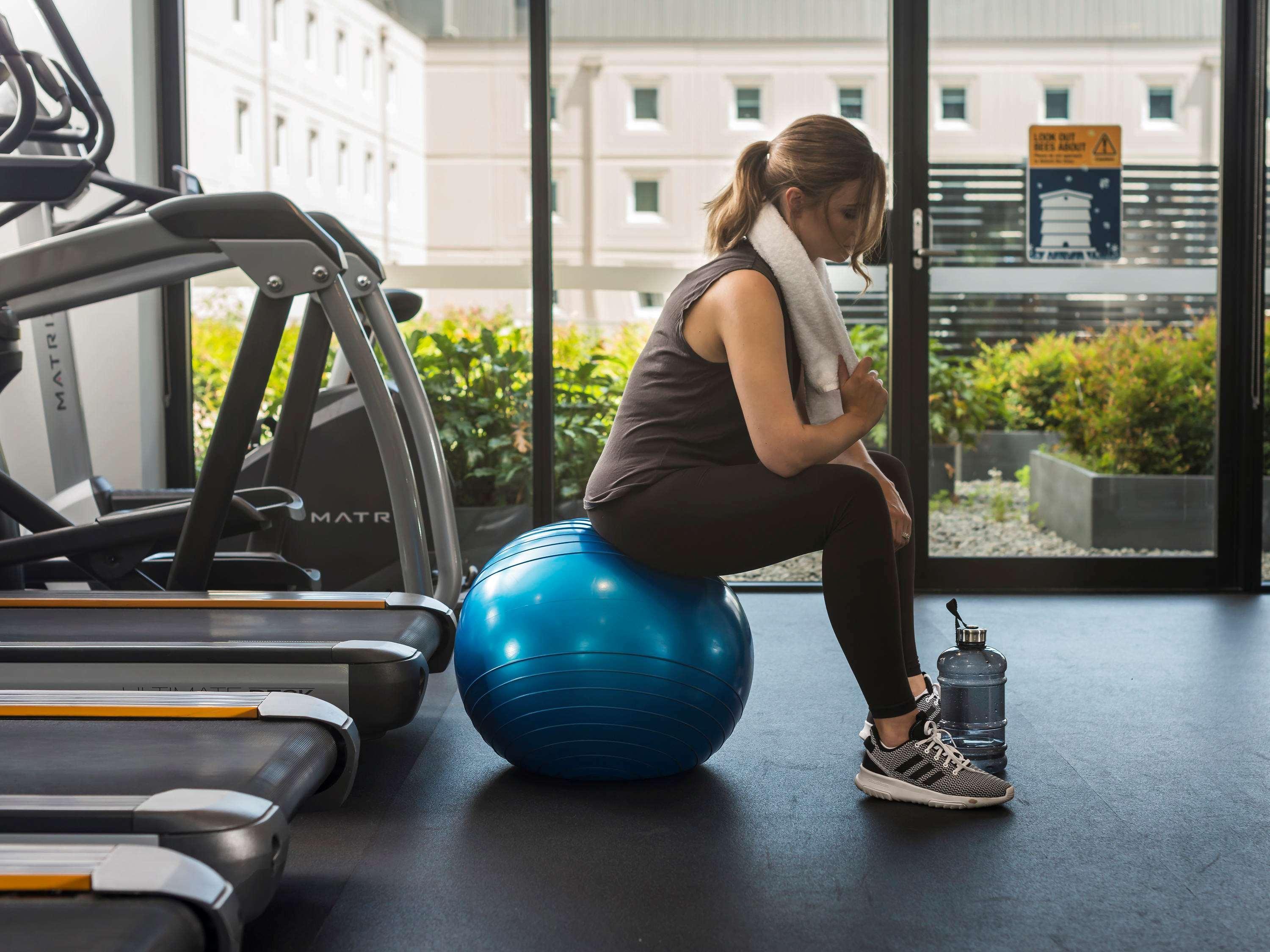 Pullman Sydney Airport Hotell Eksteriør bilde A woman sitting on a Swiss ball