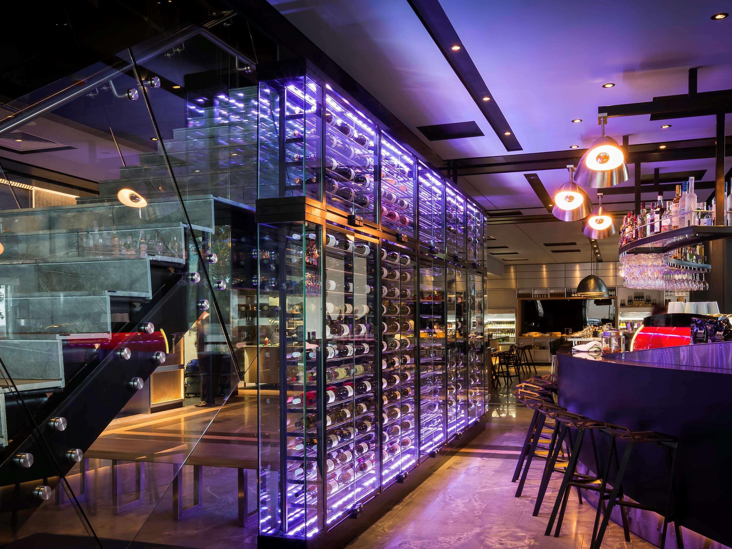Pullman Sydney Airport Hotell Eksteriør bilde Wine display at the bar