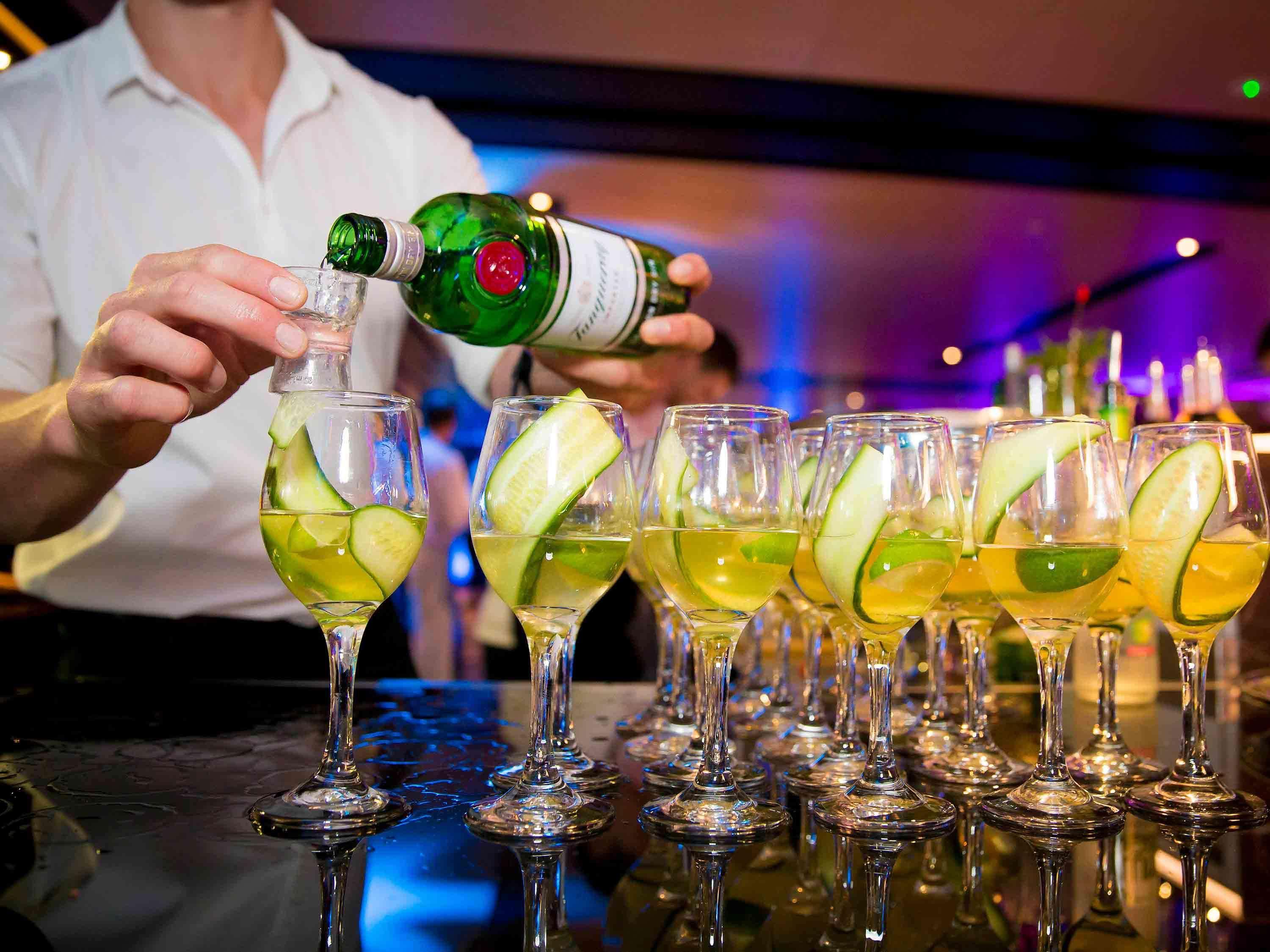 Pullman Sydney Airport Hotell Eksteriør bilde A bartender preparing drinks