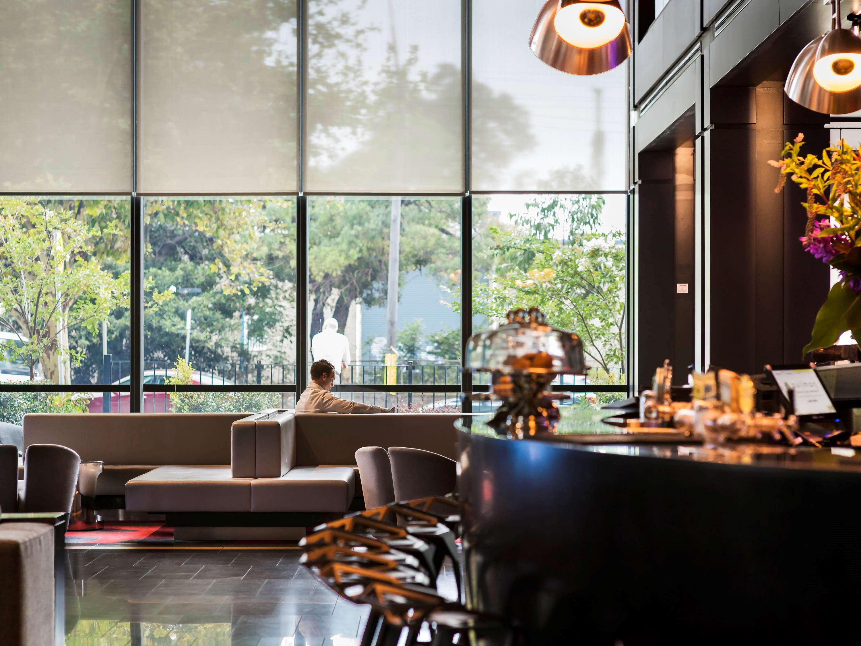 Pullman Sydney Airport Hotell Eksteriør bilde The bar at the hotel