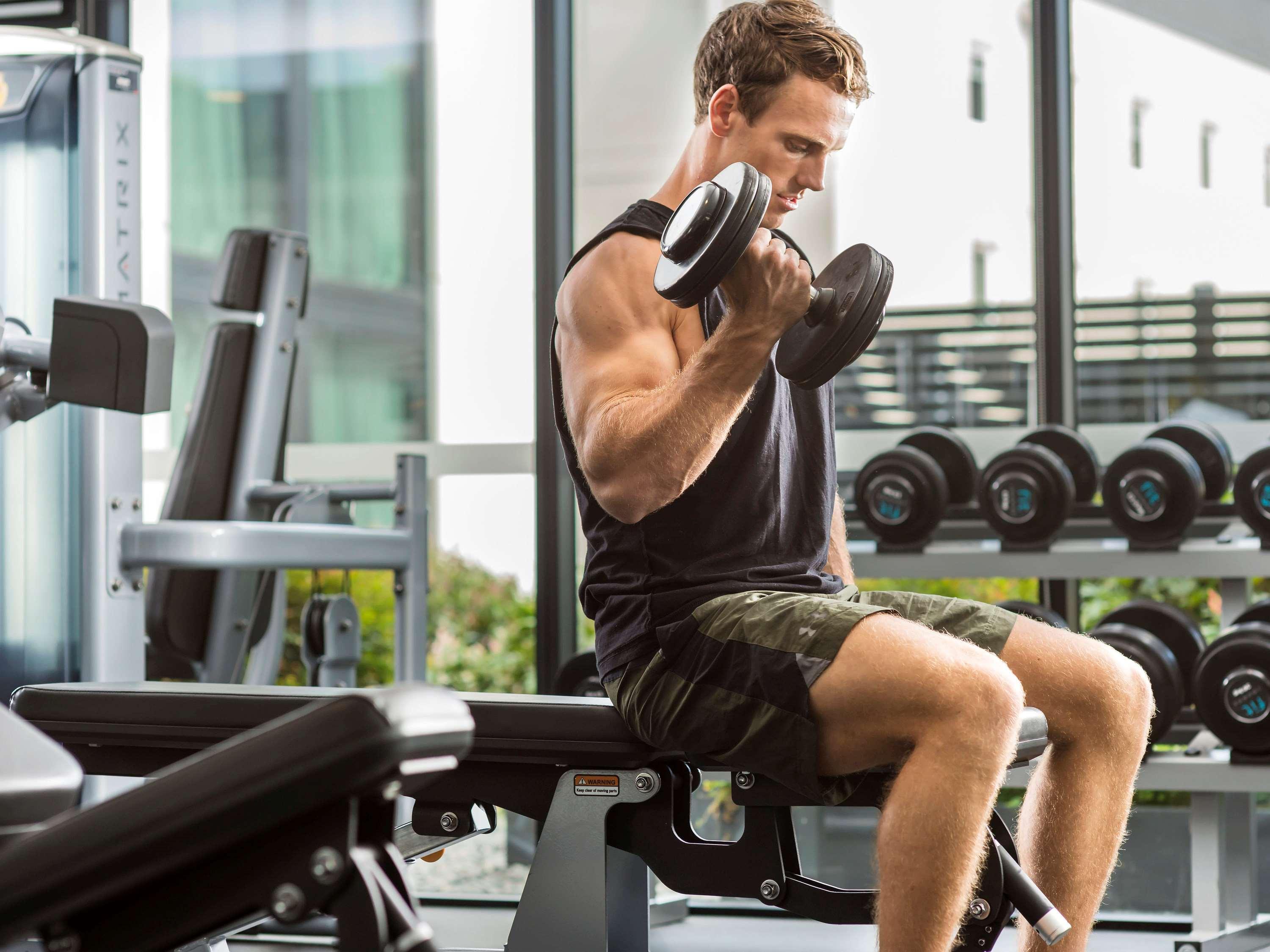 Pullman Sydney Airport Hotell Eksteriør bilde A bodybuilder training with dumbbells