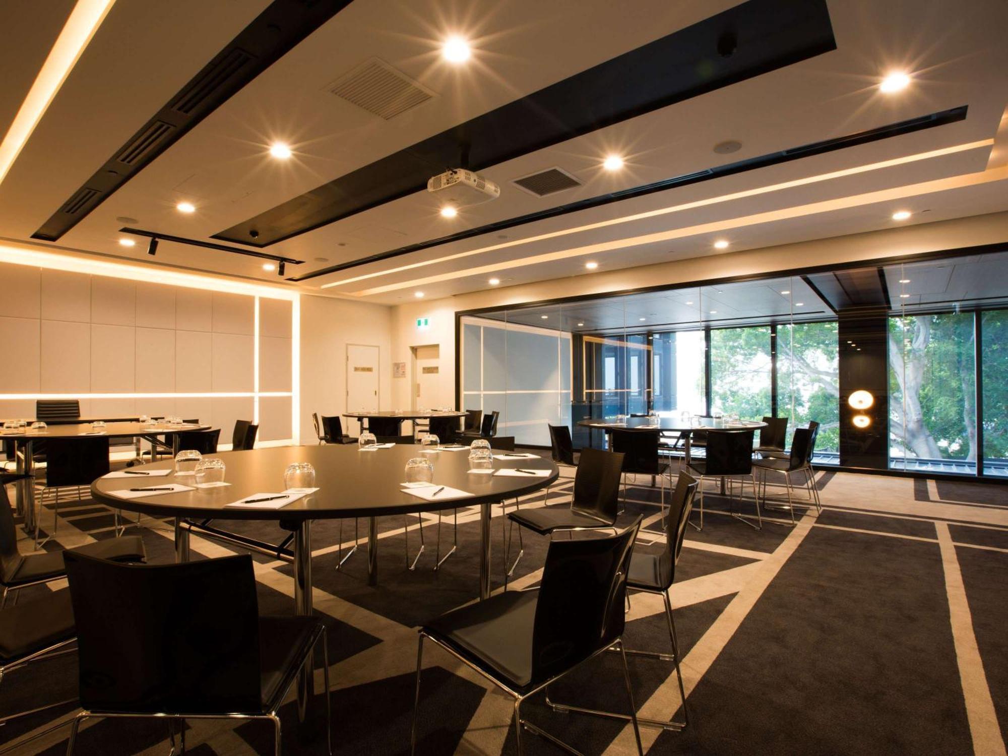 Pullman Sydney Airport Hotell Eksteriør bilde The Boardroom