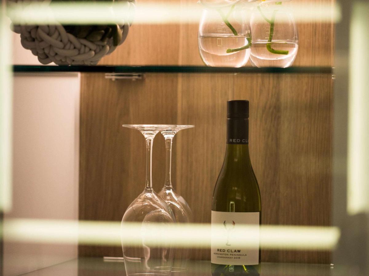 Pullman Sydney Airport Hotell Eksteriør bilde A bottle of wine in a hotel room
